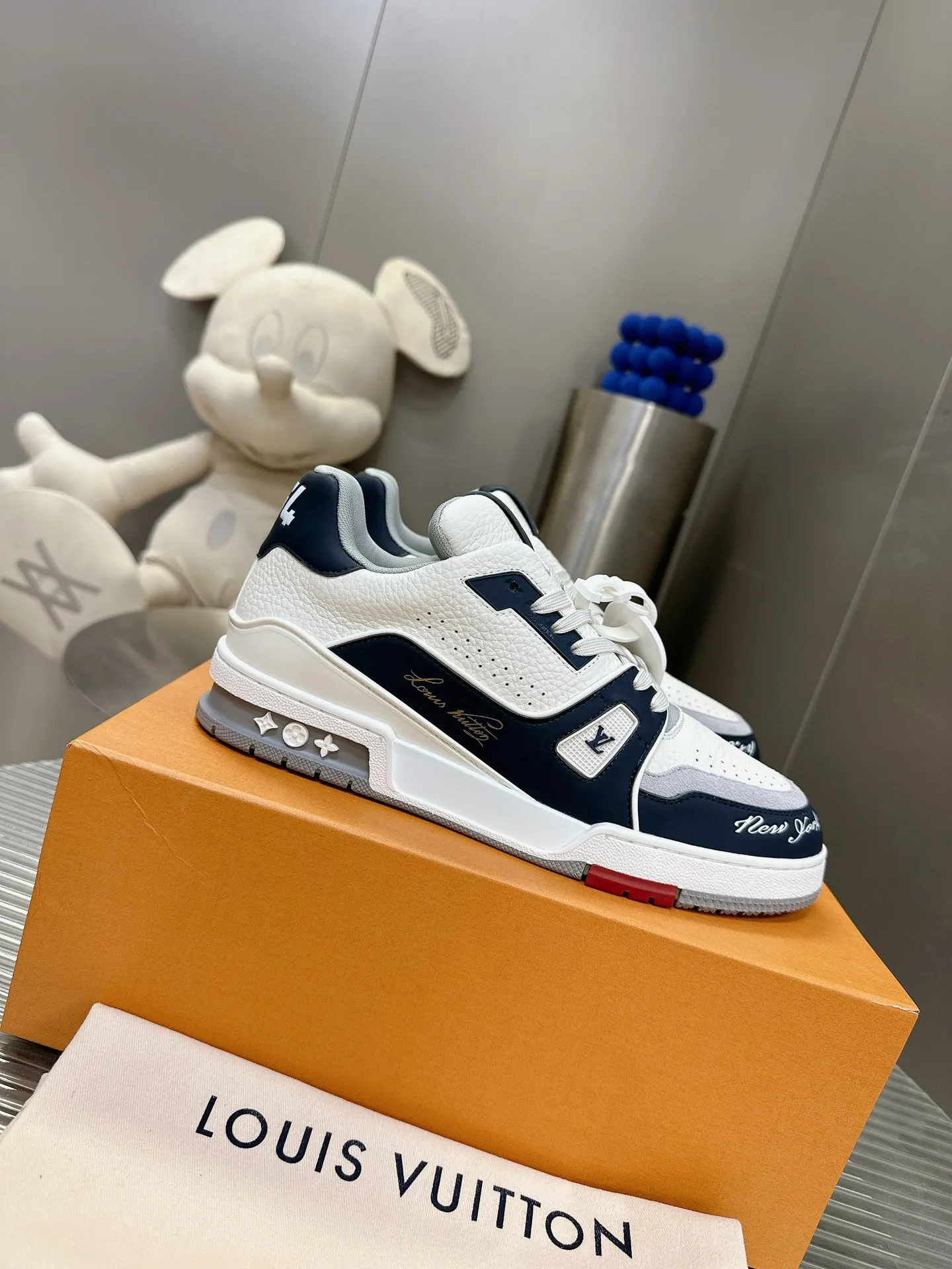 👟👟Ex-factory price 840👟👟The highest version on the Internet⚠️Feel free to compare! 2021🔥New model, purchase quality LV~Louis Vuitton by Virgin Abloh’s best-looking sneakers, Donkey Brand strongly recommends new products, official website limited edition retro basketball sneakers! Both high and low tops cost money to purchase 1:1 accurate replicas of the originals. The details are invincible, full of sincerity, imported custom-made original cowhide, the original package method is the same, the details are 100% restored, and the private model customized the original one-piece T👟👟factory price U outsole, which is different from other brands. Without the original version, this effect cannot be achieved! 35-45 (46 is custom-made and non-refundable) Some colors are available in women’s styles